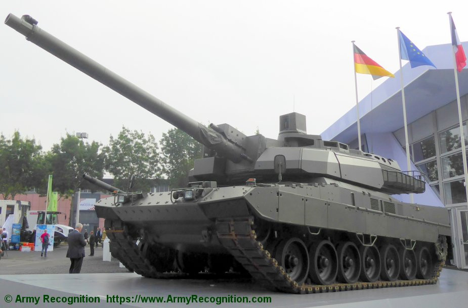Xe tăng chủ lực EMBT - ra mắt tháng 6/2018, đây là dự án hợp tác "chớp nhoáng" giữa Pháp và Đức nhằm đối chọi với siêu tăng T-14 Armata của Nga. Vì phát triển cực nhanh nên hai cường quốc này dùng khung gầm Leopard 2A7 và tháp pháo của Leclerc cho cỗ tăng mới. Cơ bản, việc xếp chiếc xe tăng còn đang trong giai đoạn nguyên mẫu như EMBT có phần "gượng ép, như kiểu cho có". Nguồn ảnh: Army Recognition