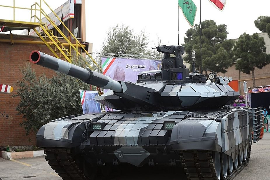 T-72K đã là một nhẽ, ngay cả tới dòng xe tăng "sao chép năm cha ba mẹ" Karrar của Iran cũng được xếp top. Theo các chuyên gia quân sự, Karrar được Iran chế tạo trên khung gầm T-72 đắp thêm ERA, lắp tháp pháo có hơi hướng giống với T-90 và bên trong xe sử dụng một số thành phần công nghệ của M1 Abrams hay Challenger 2. Nguồn ảnh: Army Recognition