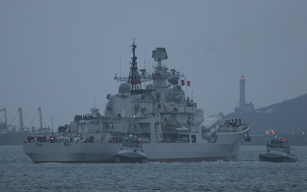 Bỏ pháo 130 mm ở đuôi tàu để lắp hệ thống phóng thẳng đứng cho tên lửa phòng không, giải pháp này giúp tăng năng lực phòng không cho tàu. Gói nâng cấp của Trung Quốc được đánh giá đã nâng sức mạnh cho tàu khu trục lên một tầm cao mới. Đó cũng là lý do để dân mạng Trung Quốc tự cao với điều này. Ảnh: Wikipedia.