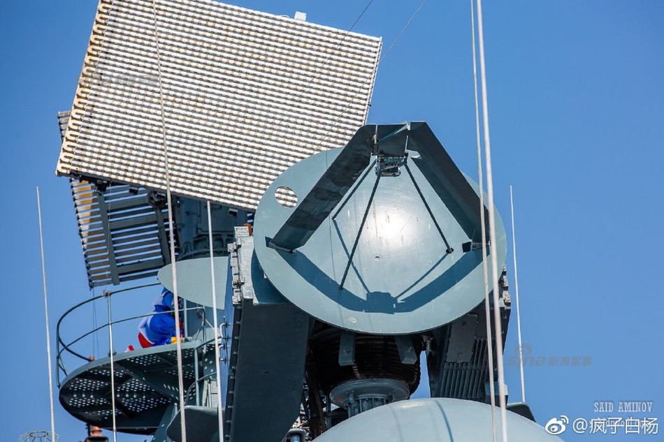 Tuy nhiên, các tàu chiến Nga lại được chế tạo theo công nghệ thập niên 70-80 nên bị tụt hậu so với chiến trường hiện đại. Đặc biệt hệ thống điện tử trên tàu không tinh vi như các chiến hạm của Mỹ. Nguồn ảnh: Sina.