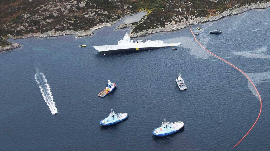 Lực lượng cứu hộ đã phong tỏa cửa biển để tránh dầu loang từ tàu khu trục lan rộng ra vịnh. Nhà máy lọc dầu Sture đã tạm đóng cửa vào thời điểm xảy ra va chạm nhưng đã hoạt động trở lại vào chiều 8/11. Ảnh: Military Armed Force.