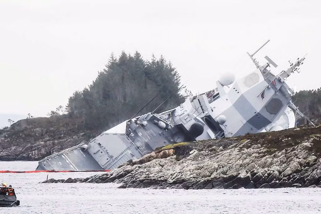 Thuyền trưởng đã quyết định cho tàu ủi bãi để tránh nguy cơ bị chìm. Tuy nhiên nước vẫn tràn vào rất mạnh và phần đuôi tàu đã chìm phần lớn dưới nước. Ảnh: Military Armed Force.