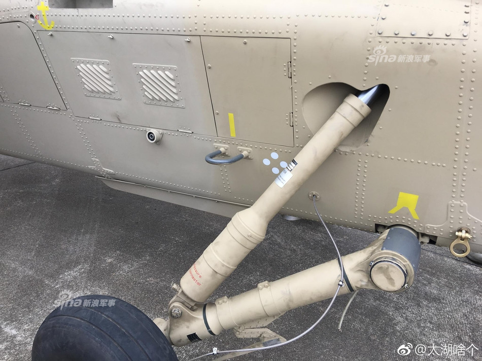 Bộ bánh đáp tương tự như trên phiên bản gốc. Theo Global Times, Z-10ME được cải thiện khả năng cơ động, bảo vệ và hỏa lực mạnh hơn. Các chuyên gia quân sự Trung Quốc nói rằng Z-10ME còn mạnh hơn cả Mi-28NE của Nga. Ảnh: Sina.