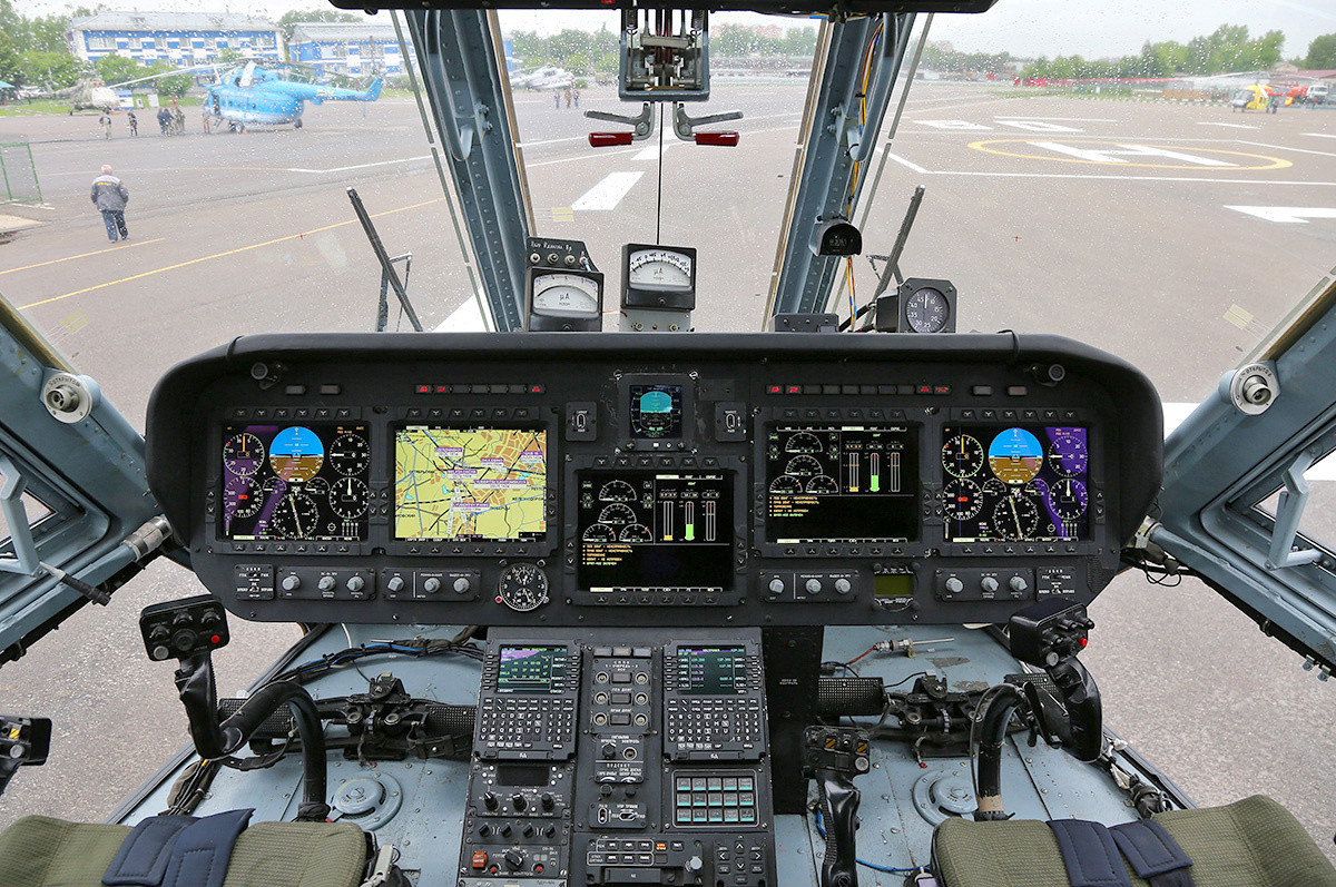 Mi-38 được trang bị buồng lái nhà kính hiện đại giúp phi công nhận thức tình huống dễ dàng hơn. Buồng lái của Mi-38 là một bước cải tiến rất lớn so với chi chít các loại đồng hồ cơ học hiển thị thông số bay như các dòng trực thăng Liên Xô trước đây. Ảnh: Airliners.