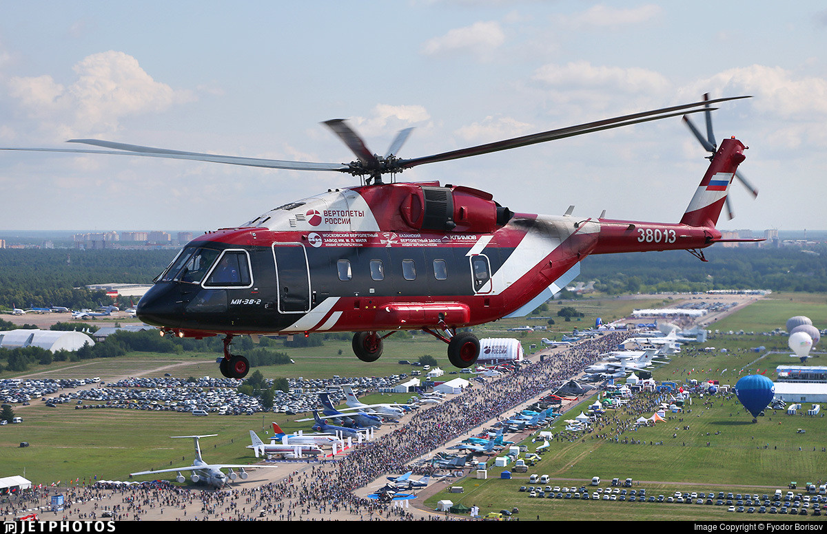 Mi-38 với động cơ Klimov TV7-117 có thể đạt tốc độ tối đa 300 km/h, tốc độ hành trình 285 km/h. Phạm vi hoạt động 900 km với tải trọng 3 tấn, tối đa 1.200 km với thùng nhiên liệu phụ trợ, trần bay 6.000 m. Ảnh: Jetphotos.