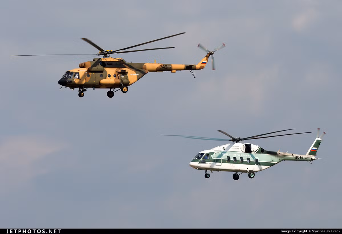 So với Mi-8 và Mi-17, Mi-38T (phía sau) mang dáng dấp kiểu phương Tây. Phần nội thất cũng được cải tiến nhiều mang lại sự tiện nghi cho người sử dụng. Ảnh: Jetphotos.
