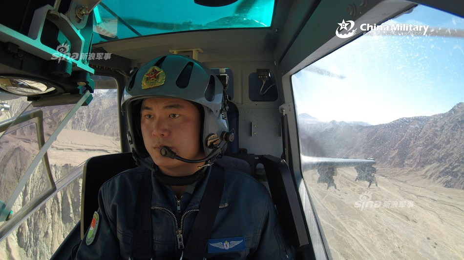 Đợt diễn tập diễn ra ở khu vực núi cao trong điều kiện băng giá. Đây là khu vực vốn là thách thức lớn đối với trực thăng. Không khí loãng cùng với nhiệt độ thấp có thể ảnh hưởng đến khả năng hoạt động của trực thăng. Ảnh: China Military.