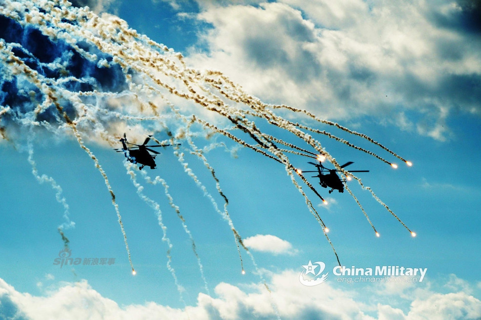 WZ-10 thả pháo sáng đánh lừa tên lửa hồng ngoại trong kịch bản mô phỏng đối phó với cuộc tấn công từ phòng không mặt đất. Trung Quốc đang nâng cấp trực thăng này với hy vọng tìm thấy khách hàng xuất khẩu. Ảnh: China Military.