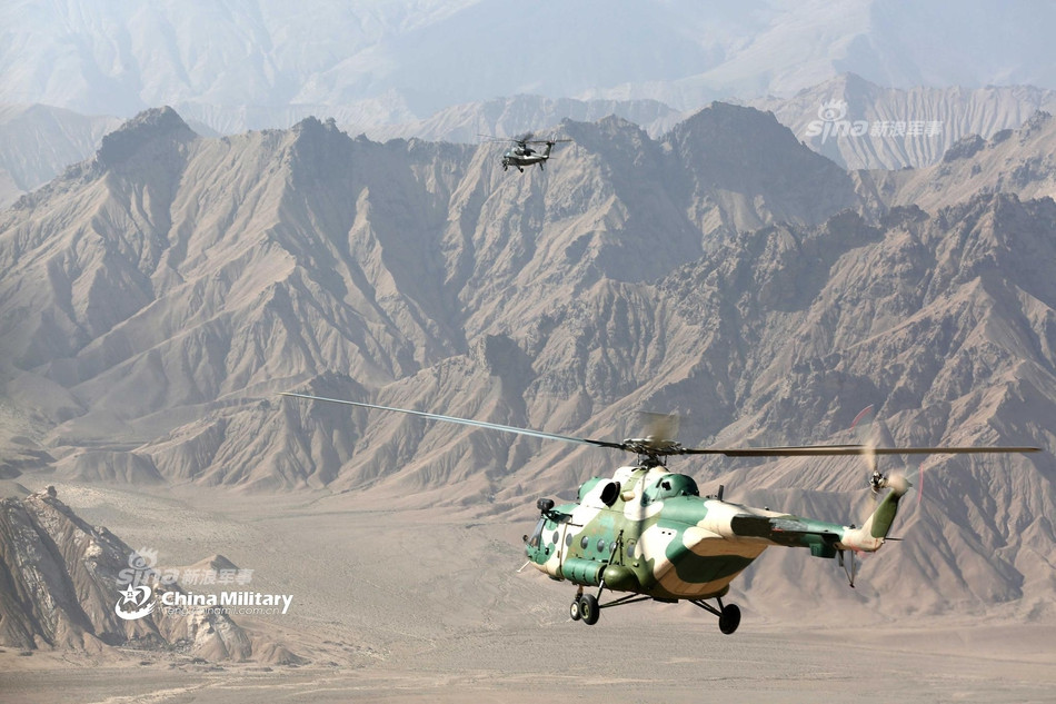 Trực thăng vận tải đa năng Mi-17 được triển khai cùng WZ-10 để triển khai binh lính và hỗ trợ hậu cần khi cần thiết. Ảnh: China Military.