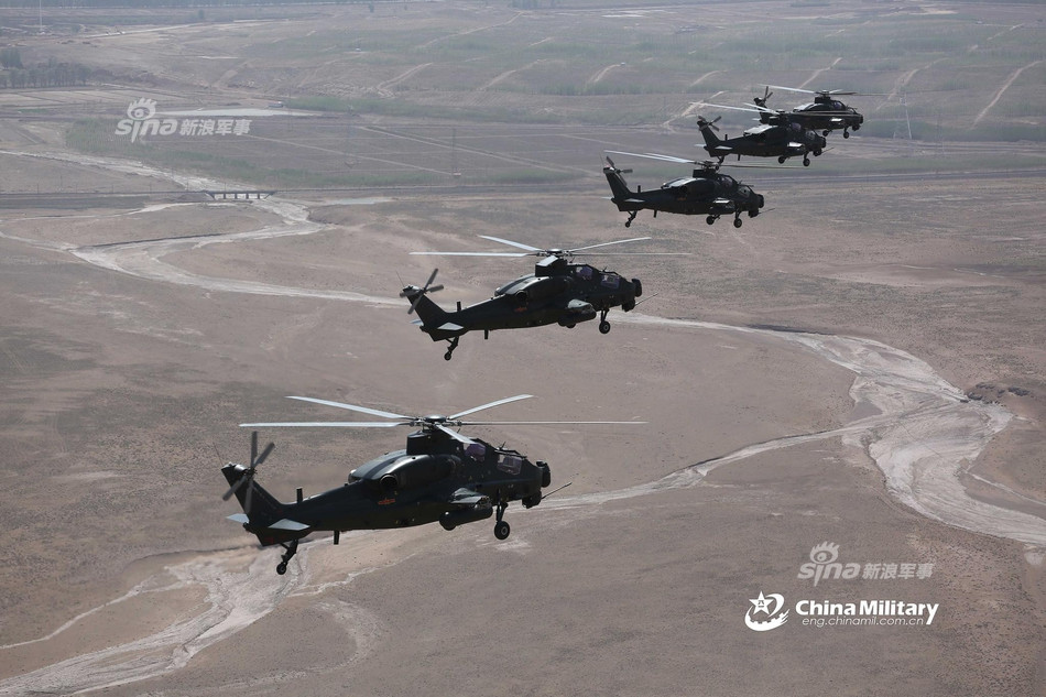 Biên đội trực thăng tấn công WZ-10 bay phía trên một dòng sông. Trực thăng này đang là nòng cốt trong sức mạnh hỗ trợ chi viện hỏa lực đường không tầm ngắn của Trung Quốc. Ảnh: China Military.