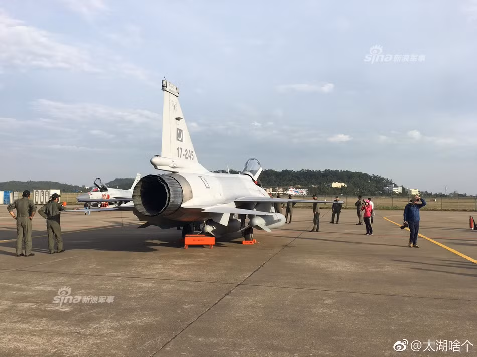 Iran từ lâu đã tìm kiếm loại chiến đấu cơ mới nhằm thay thế cho các máy bay chiến đấu thế hệ 3 của nước này. Trước đó, Iran đã ký hợp đồng mua tiêm kích Su-30SM của Nga, nhưng hợp đồng không thực hiện được do sức ép từ Mỹ. Nguồn ảnh: Sina.