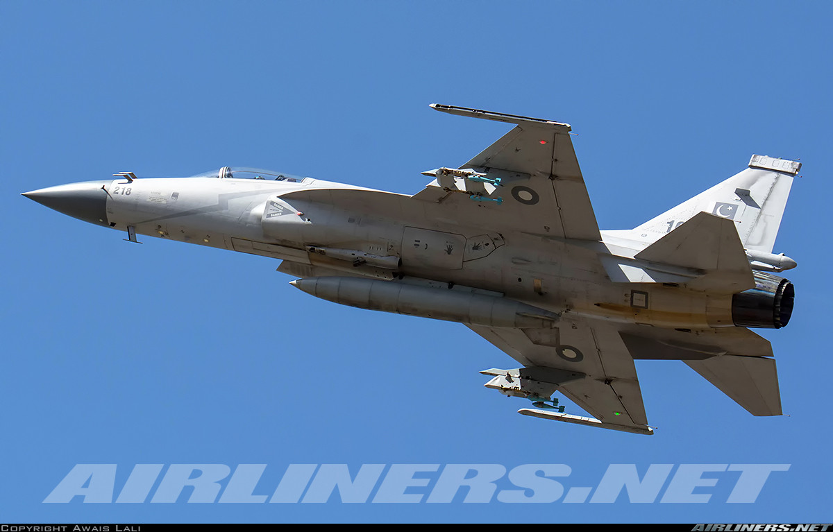 JF-17 tuy là chiến đấu cơ mới sản xuất gần đây, nhưng nếu so với các chiến đấu cơ như F-14 hay MiG-29 khó có thể vượt qua. JF-17 là một thiết kế "năm cha, bảy mẹ" với động cơ của Nga, hệ thống điện tử của Trung Quốc, radar của Italy. Ảnh: Airliners.