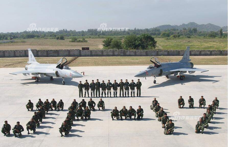 Ông này cho biết thêm JF-17 là sự lựa chọn hoàn hảo cho Iran để tăng cường sức mạnh quân sự trước sức ép ngày càng tăng của Mỹ. JF-17 thuộc loại máy bay chiến đấu đa nhiệm có thể trinh sát, ngăn chặn trên không và tấn công mặt đất. Nguồn ảnh: Sina.