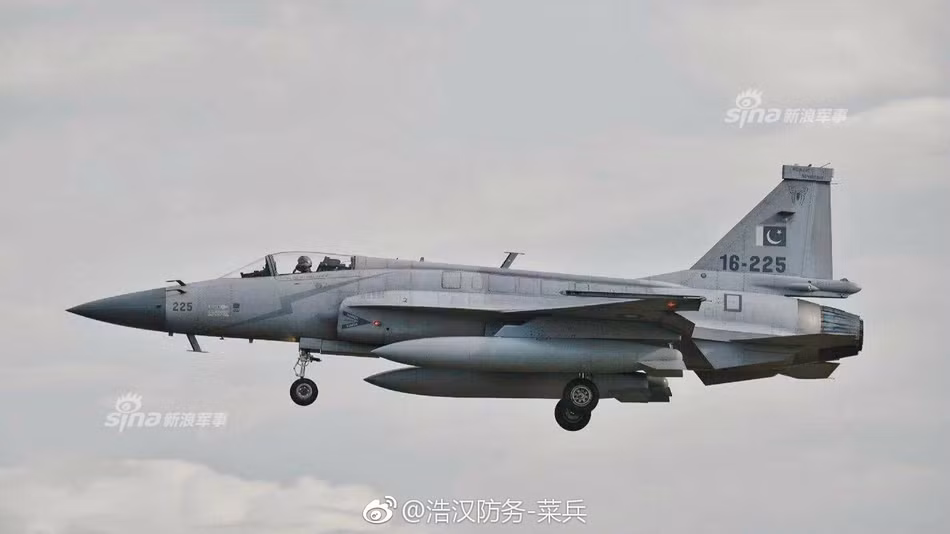 Theo Sina, vị quan chức này nói rằng Iran mua JF-17 để thay thế cho các chiến đấu cơ F-14 và MiG-29 cũ kỹ. Nguồn ảnh: Sina.