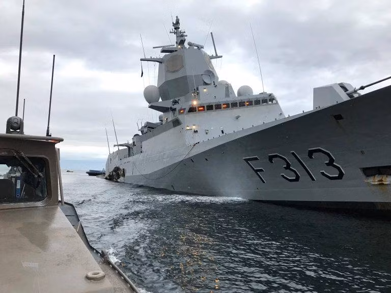 Hiện tại nguyên nhân gây ra sự cố trên cũng như thiệt hại cụ thể của khu trục hạm Aegis tối tân của Hải quân Na Uy vẫn chưa được công bố một cách rõ ràng. Tuy nhiên thời gian gần đây đã liên tiếp xảy ra các vụ va chạm giữa tàu khu trục Aegis tối tân với tàu hàng hay tàu chở dầu cỡ lớn, gây ra cho các chiến hạm này thiệt hại rất nặng nề. Ảnh: Military Armed Force.