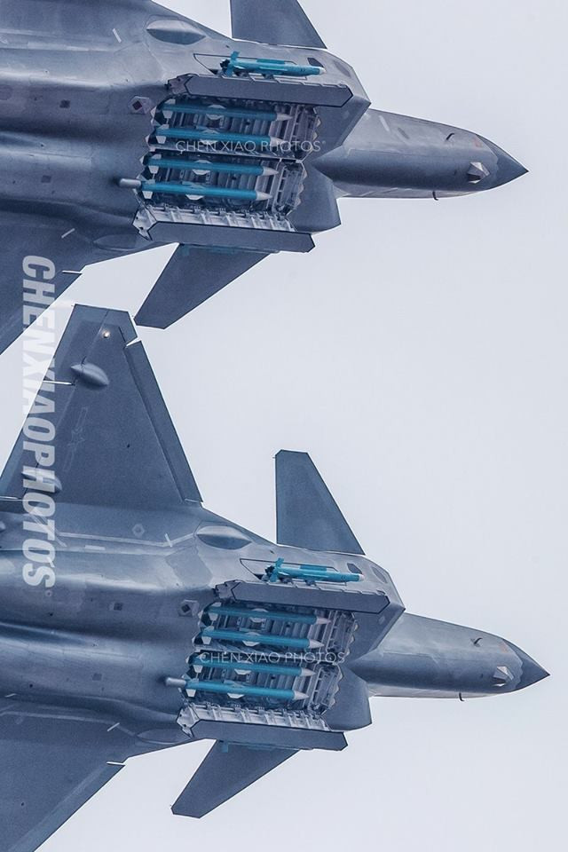 Tên lửa PL-15 được giới thiệu có tầm bắn lên đến 300 km, tương đương với tên lửa không đối không tầm siêu xa R-37 của Nga. Tuy nhiên, một số chuyên gia quân sự cho rằng dựa vào kích thước của PL-15, tầm bắn của nó chỉ khoảng hơn 100 km. Ảnh: Chenxiaophotos.