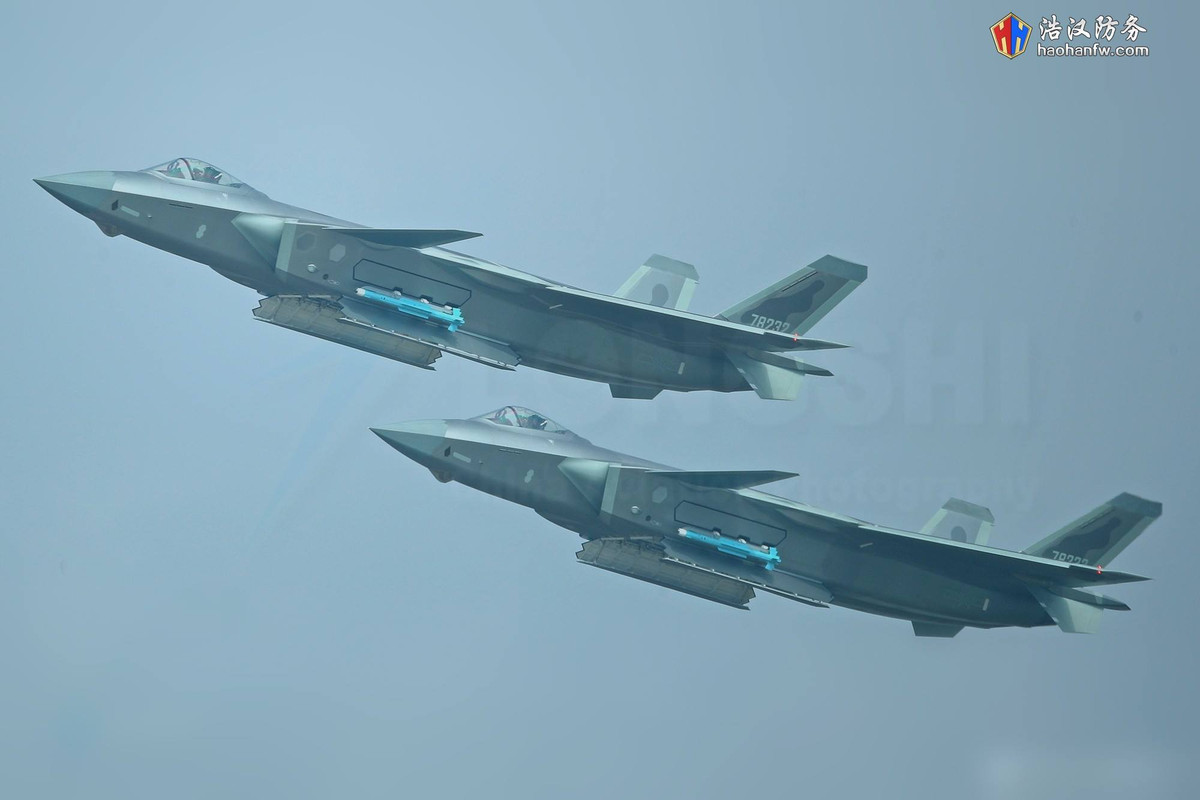 Theo hình ảnh đăng trên các trang mạng Trung Quốc, mỗi chiếc J-20 gắn 2 tên lửa PL-10 ở 2 bên hông. Tên lửa này được lắp trong 2 khoang nhỏ bên hông động cơ. Tuy nhiên, chúng được gắn bên ngoài để tượng trưng. Ảnh: Haohanfw.