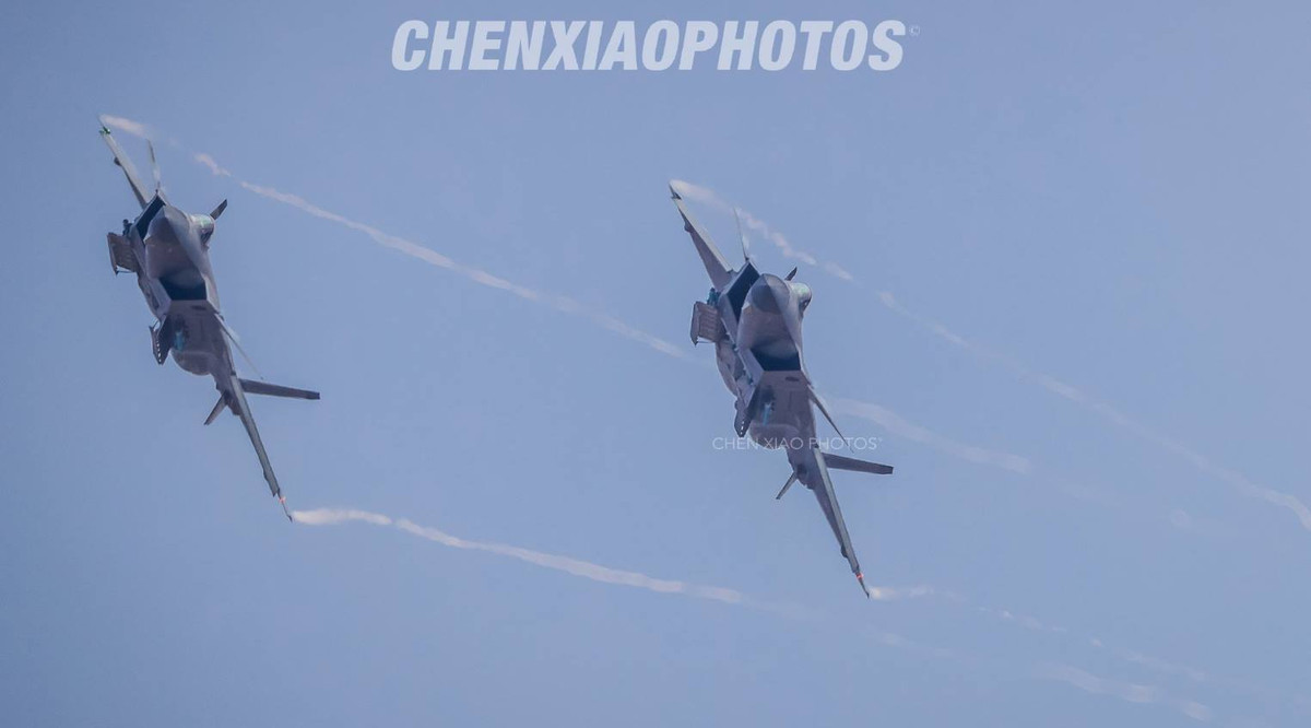 Một số người đam mê quân sự ở Trung Quốc cho rằng tên lửa PL-15 tương đương, thậm chí vượt trội so với tên lửa không đối không chủ lực của Mỹ là AIM-120 AMRAAM. Tuy nhiên, tính năng của PL-15 vẫn chưa hề được kiểm chứng. Ảnh: Chenxiaophotos.