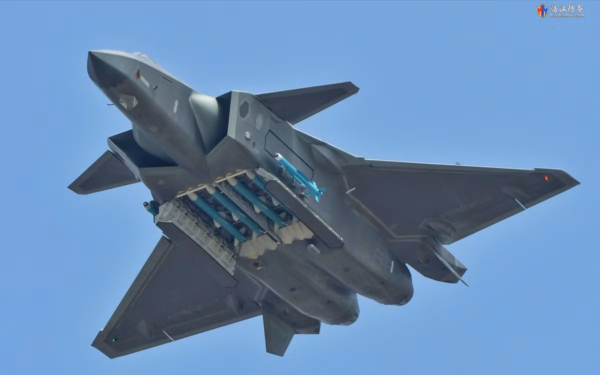 Việc J-20 bay biểu diễn với vũ khí bên trong cho thấy tiêm kích này dường như đã sẵn sàng xung trận. Không quân Trung Quốc từng cho tiêm kích này tập trận với các chiến đấu cơ khác, tuy nhiên chưa có hình ảnh J-20 thử nghiệm vũ khí được công bố. Ảnh: Haohanfw.