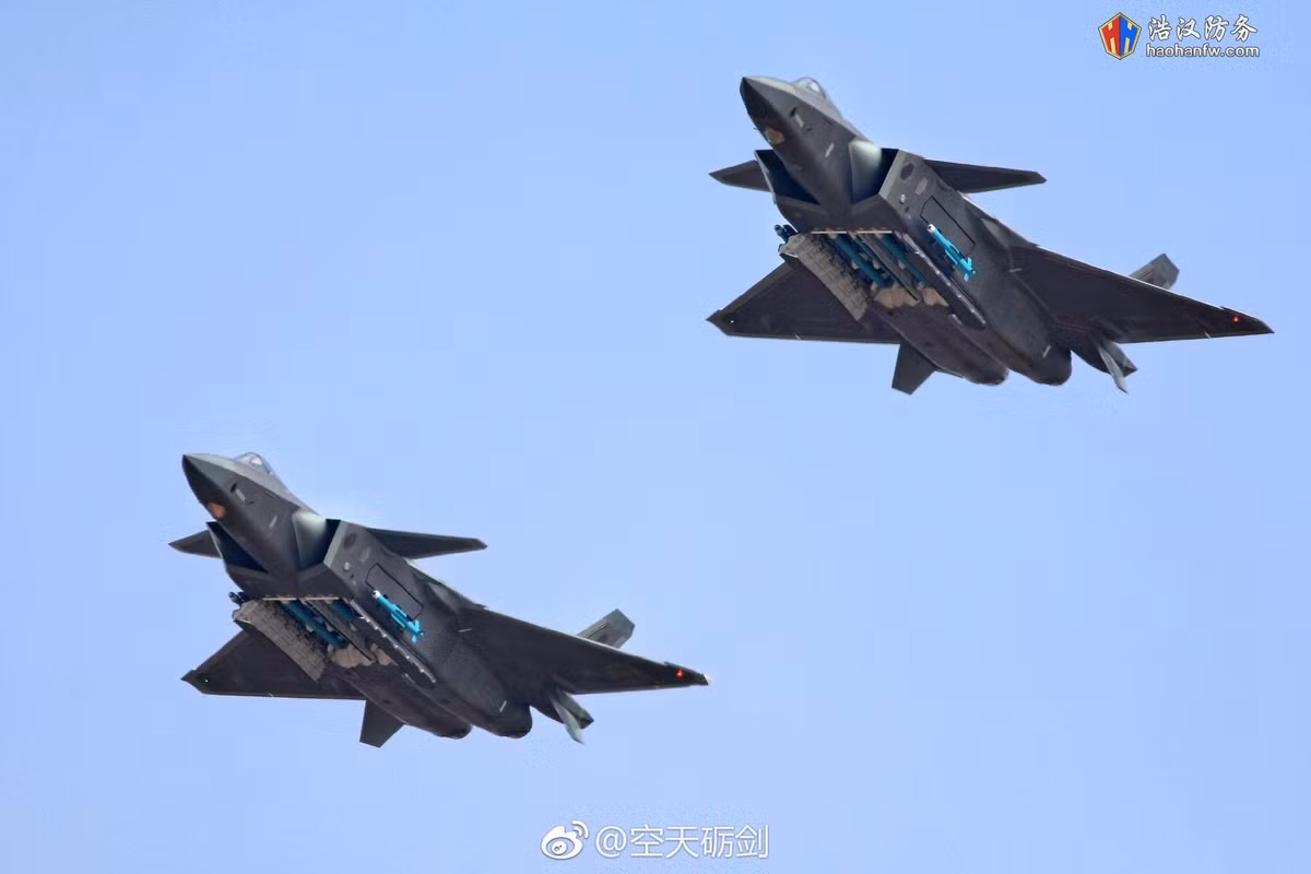 PL-10 là loại tên lửa không đối không tầm ngắn dẫn đường hồng ngoại được chế tạo dựa trên tên lửa Alenia Aspide của Italy. Nó có tầm từ 18-60 km tùy thuộc phiên bản. Ảnh: Haohanfw.