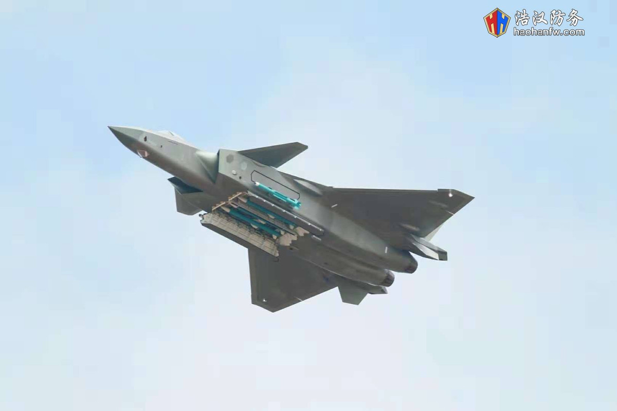 Khoang vũ khí chính dưới bụng gắn 4 tên lửa không đối không tầm xa, có thể là loại PL-15. Đây là loại tên lửa mới được phát triển ở Trung Quốc trong những năm gần đây. Ảnh: Haohanfw.