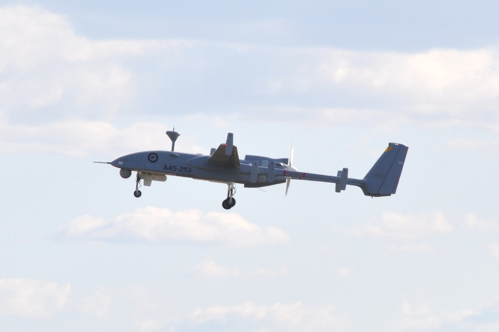 Hệ thống cảm biến trên Heron được kết nối với trạm mặt đất trong thời gian thực bằng liên lạc trực tiếp hoặc thông qua vệ tinh. Thiết bị điện tử trên Heron có thể thay đổi theo yêu cầu của khách hàng. Ảnh: Ainonline.