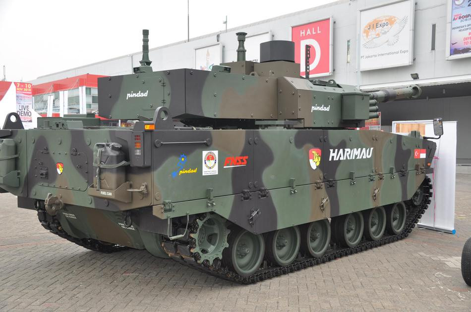Nổi bật trong đó là xe tăng hạng trung Black Tiger hợp tác sản xuất giữa FNSS của Thổ Nhĩ Kỳ và PT Pindad của Indonesia. Xe tăng Indonesia có thiết kế hiện đại với tháp pháo kiểu phương Tây cùng hệ thống cảm biến hiện đại. Nguồn ảnh: Sina.