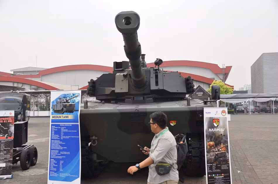 Pháo 105 mm lắp trên xe tăng Black Tiger bắn đạn xuyên giáp động năng có khả năng xuyên 560 mm giáp đồng nhất ở cự ly 2.000 m. Với đạn HEAT, sức xuyên đạt 400 mm ở cự ly 1.500 m, đủ khả năng đối phó với những xe tăng hiện đại nhất. Nguồn ảnh: Sina.