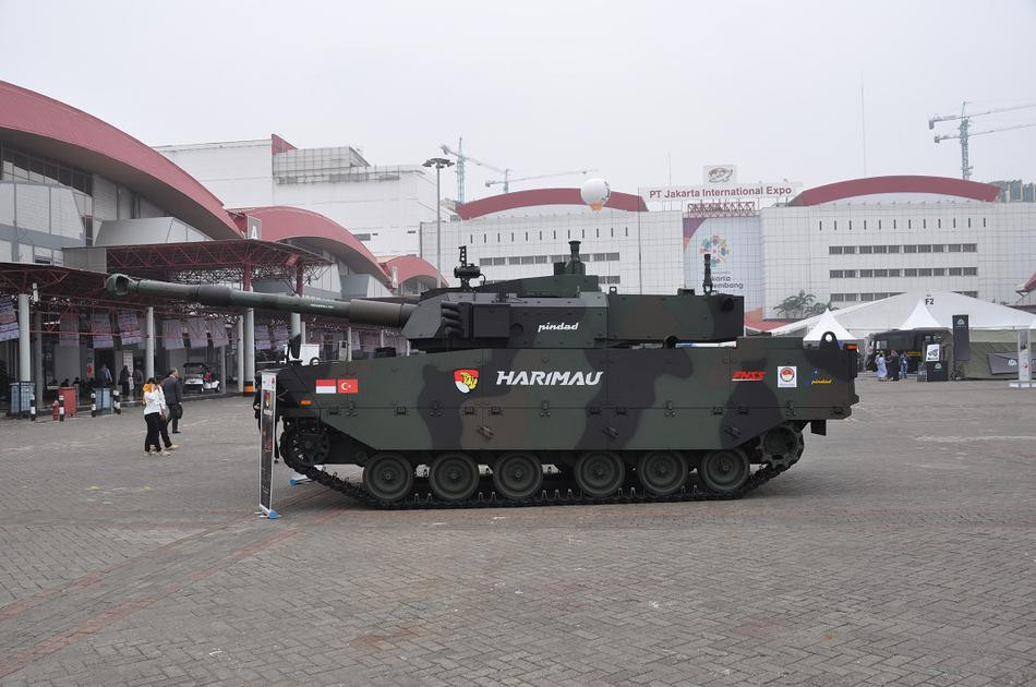 VT-4 có lợi thế hơn về hỏa lực do được trang bị pháo 1125 mm. Tuy nhiên, trong quá trình tác chiến, hỏa lực mạnh hơn không phải là yếu tố quyết định thắng bại. Chất lượng cảm biến, hệ thống điều khiển hỏa lực, thời gian phản ứng với mục tiêu mới là những yếu tố quyết định. Nguồn ảnh: Sina.