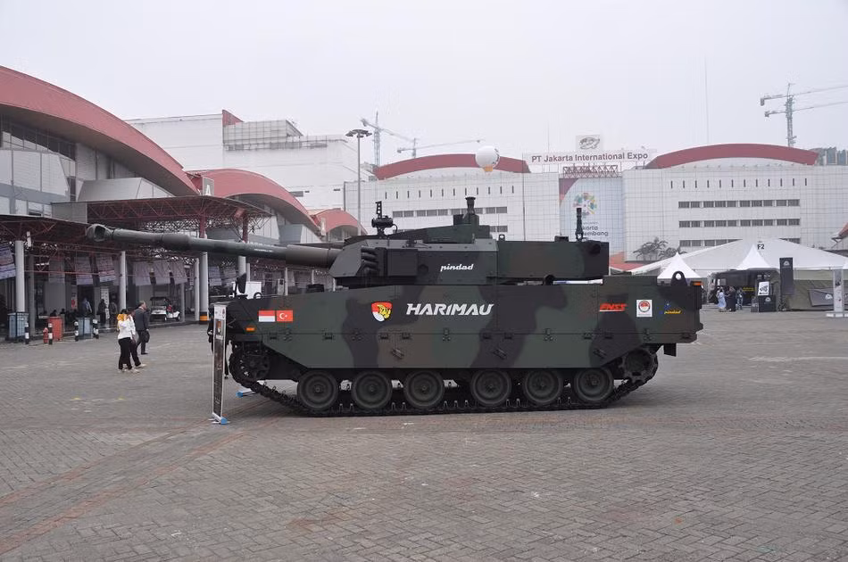 VT-4 có lợi thế hơn về hỏa lực do được trang bị pháo 1125 mm. Tuy nhiên, trong quá trình tác chiến, hỏa lực mạnh hơn không phải là yếu tố quyết định thắng bại. Chất lượng cảm biến, hệ thống điều khiển hỏa lực, thời gian phản ứng với mục tiêu mới là những yếu tố quyết định. Nguồn ảnh: Sina.