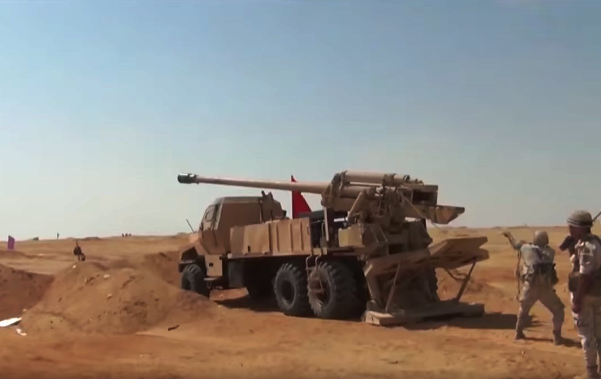 Phần đuôi xe được thiết kế một hệ thống giá đỡ thủy lực có thể gập lại khi hành quân và mở ra khi chiến đấu để tăng khả năng ổn định cho pháo, đồng thời làm giá đứng cho ê kíp thao tác nạp đạn. Ảnh: Quân đội Ai Cập.