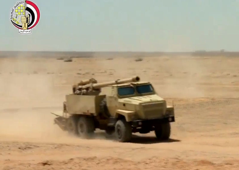 Lựu pháo M46-1M được lắp trên khung gầm xe tải KrAZ 6x6 bánh do Ukraine sản xuất. Thân xe được bọc giáp với khả năng chống đạn theo tiêu chuẩn STANAG 4569, cấp 2 của NATO, tương ứng với khả năng chống đạn 7,62 mm và vụ nổ mìn 6 kg. Ảnh: Quân đội Ai Cập.