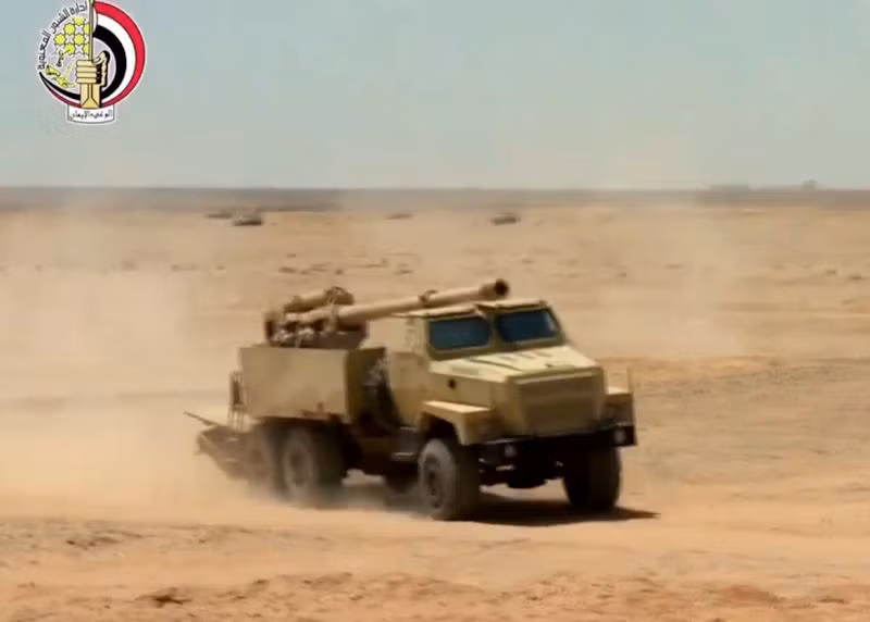 Lựu pháo M46-1M được lắp trên khung gầm xe tải KrAZ 6x6 bánh do Ukraine sản xuất. Thân xe được bọc giáp với khả năng chống đạn theo tiêu chuẩn STANAG 4569, cấp 2 của NATO, tương ứng với khả năng chống đạn 7,62 mm và vụ nổ mìn 6 kg. Ảnh: Quân đội Ai Cập.