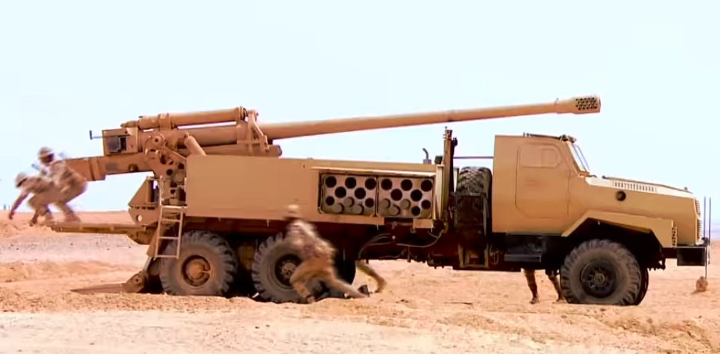 Đạn pháo mang theo được bố trí trong một khoang chứa bên hông xe. Pháo có thể bắn các loại đạn HE, đạn nổ phân mảnh diệt bộ binh và cả đạn xuyên giáp để chống tăng thiết giáp đối phương. Ảnh: Quân đội Ai Cập.