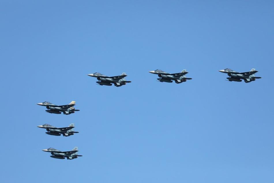 Tiêm kích F-2 bay đội hình chiến đấu kiểu "kim cương". Đây là đội hình bay rất linh hoạt có thể thay đổi chiến thuật rất nhanh. F-2 là phiên bản F-16 Nhật Bản với một số cải tiến. Nguồn ảnh: Sina.