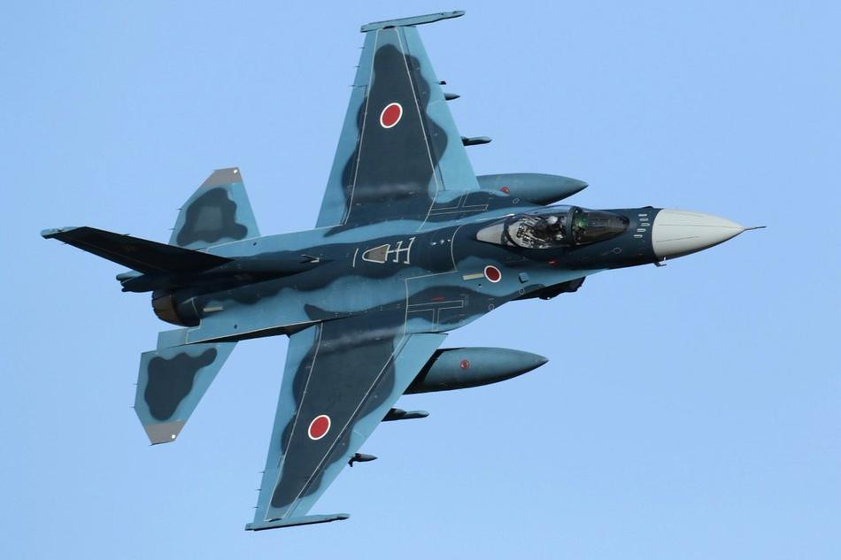 Do kích thước lớn hơn, nên F-2 nhìn "hầm hố" hơn so với F-16. Nó có thể đạt tầm bay tối đa tới 4.000 km với thùng nhiên liệu phụ, trần bay 18.000 m. Nguồn ảnh: Sina.