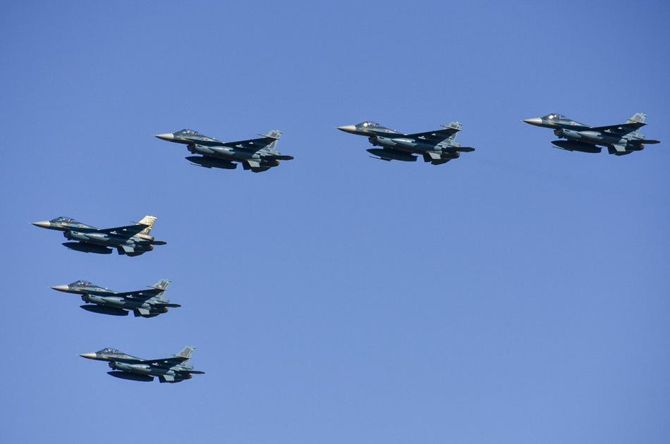 F-2 có thể mang theo tối đa 8 tấn vũ khí, một khả năng đáng nể đối với máy bay chiến đấu một động cơ. Một trong những vũ khí chủ lực của F-2 là tên lửa không đối không tầm trung AAM-4B, tên lửa sử dụng radar AESA đầu tiên trên thế giới. Nguồn ảnh: Sina.