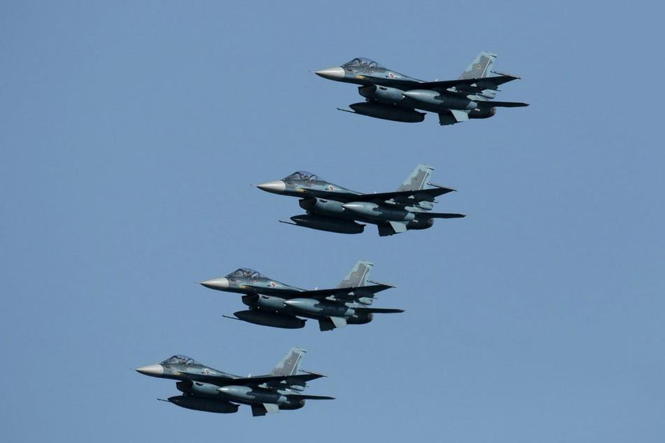 F-2 có diện tích cánh lớn hơn 25% so với F-16, sử dụng nhiều vật liệu tổng hợp hơn để giảm trọng lượng. F-2 là máy bay chiến đấu đầu tiên trên thế giới được trang bị radar quét mạng pha điện tử chủ động (AESA). Nguồn ảnh: Sina.