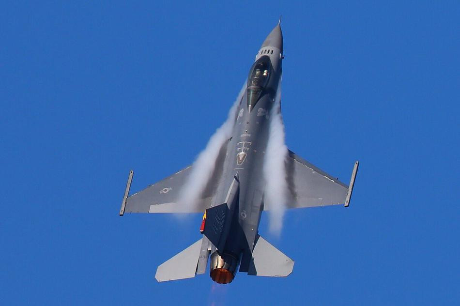 Màn khói trắng bao phủ dọc cánh chính khi chiếc F-16 tăng tốc vượt bức tường âm thanh. Tuy nhiên, hiện tượng này chỉ xảy ra ở độ cao thấp, nơi có mật độ không khí dày. Nguồn ảnh: Sina.