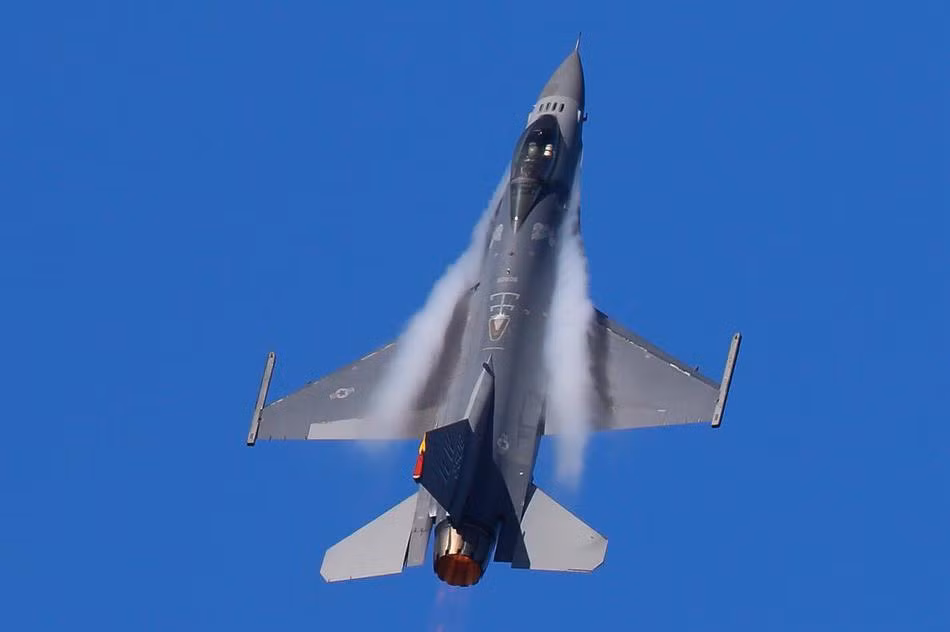 Màn khói trắng bao phủ dọc cánh chính khi chiếc F-16 tăng tốc vượt bức tường âm thanh. Tuy nhiên, hiện tượng này chỉ xảy ra ở độ cao thấp, nơi có mật độ không khí dày. Nguồn ảnh: Sina.