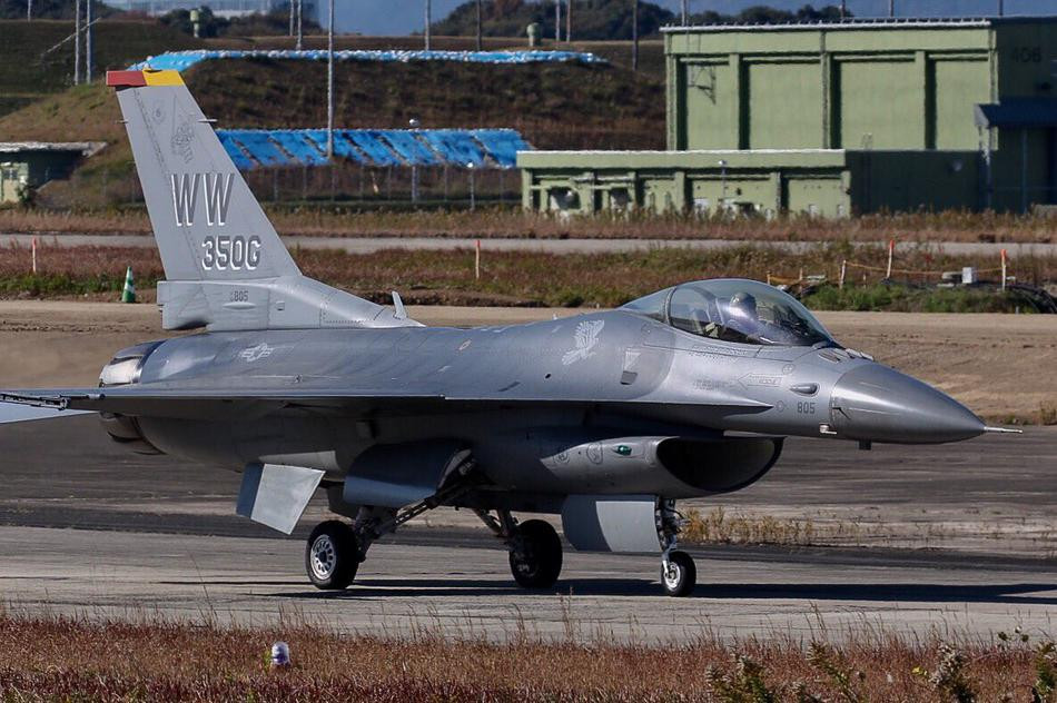 Tiêm kích F-16 của Mỹ đồn trú tại căn cứ Tsuiki cũng tham gia bay trình diễn. Nguồn ảnh: Sina.