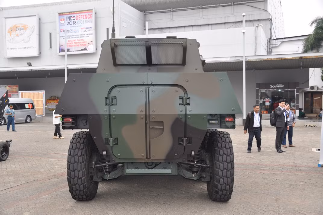 Badak hoạt động với vai trò chiến đấu bọc thép kiêm chở quân, tuy nhiên số lượng binh sĩ mà xe có thể chở theo chưa được công bố. Nguyên mẫu Badak được PT Pindad giới thiệu lần đầu vào năm 2016, Bộ Quốc phòng Indonesia đã đặt hàng 50 chiếc. Ảnh: BMPD.