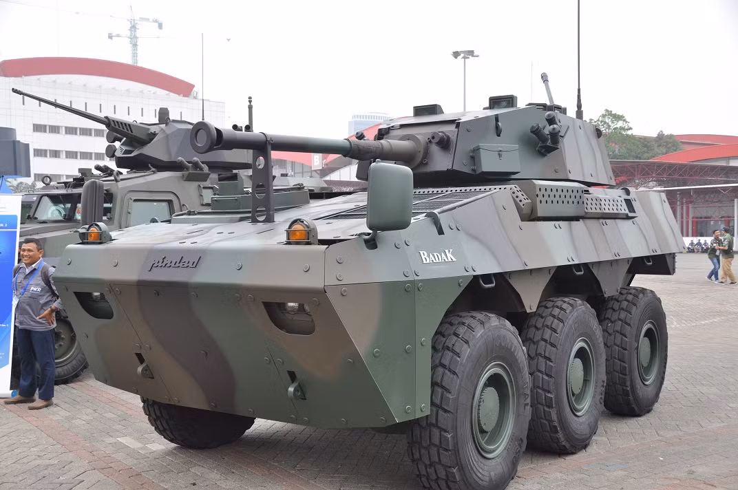 Badak do Tập đoàn PT Pindad hợp tác sản xuất với CMI Defence của Bỉ. Xe có trọng lượng chiến đấu khoảng 15 tấn, sử dụng bánh lốp 6x6. Ảnh: BMPD.