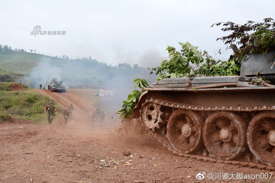 Theo Sina đưa tin, cuộc diễn tập trên diễn ra với kịch bản xe tăng phá hàng rào phòng thủ của đối phương kết hợp với bộ binh xông lên chiếm lĩnh trận địa. Đây là chiến thuật điển hình của bộ binh cơ giới. Nguồn ảnh: Sina.