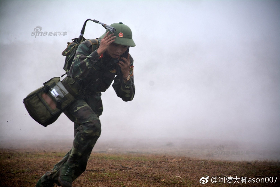 Tuy vậy, mũ bảo hiểm mới chỉ dành cho các đơn vị chiến đấu tiền tuyến, các chiến sĩ thông tin ở tuyến sau vẫn sử dụng mũ cối truyền thống. Nguồn ảnh: Sina.