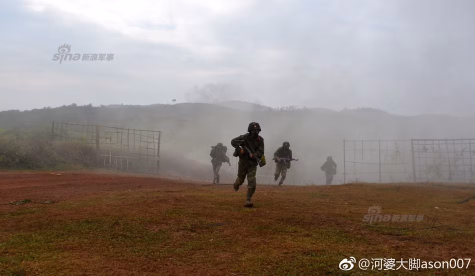 Mặt khác, trang thiết bị chiến đấu mới chỉ là yếu tố cần chứ chưa đủ để tạo nên sức mạnh của bất kỳ quân đội nào, mà con người mới chính là nhân tố quyết định. Nguồn ảnh: Sina. 