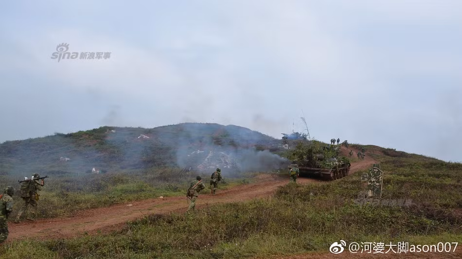 Một số bình luận cho rằng loại mũ bảo hiểm này giống với kiểu mũ Type-87 của Trung Quốc. Nguồn ảnh: Sina.