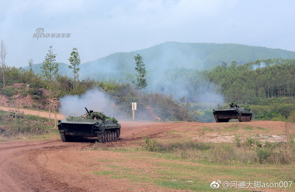 Xe chiến đấu bộ binh BMP-1 xung trận. Bộ ảnh bộ binh cơ giới Việt Nam nhận được sự quan tâm rất lớn của dân mạng Trung Quốc. Bài đăng có tới 313 bình luận. Nguồn ảnh: Sina.