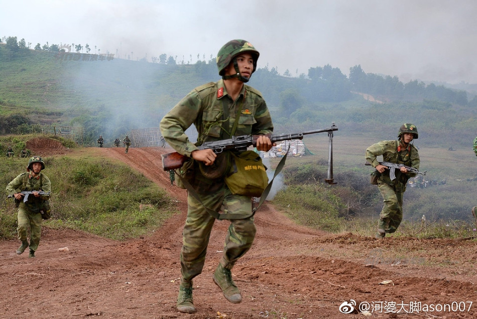 Dân mạng Trung Quốc tỏ ra quan tâm tới mũ bảo hiểm mới mà bộ đội Việt Nam sử dụng. Nhiều bình luận cho rằng đây là loại mũ được làm từ giáp Kevlar. Nguồn ảnh: Sina.
