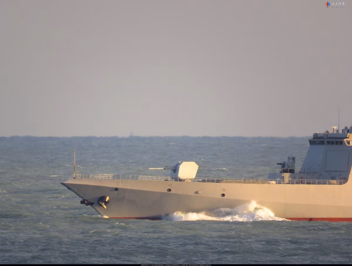 Type 055 có lượng choán nước tới 12.000 tấn. Nó là chiến hạm lớn nhất được hạ thủy ở Đông Á kể từ sau Thế chiến II. Type 055 sẽ là nòng cốt trong lực lượng hộ tống cho nhóm tác chiến tàu sân bay tương lai của Trung Quốc. Ảnh: Haohanfw.